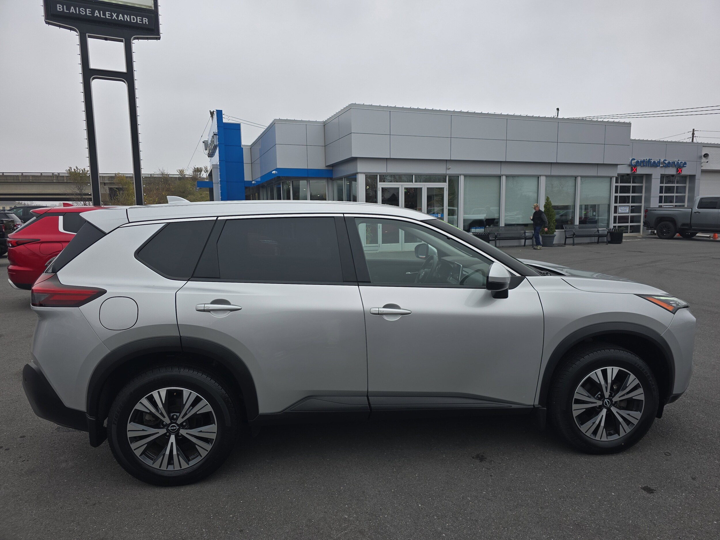 2023 Nissan Rogue SV photo 2