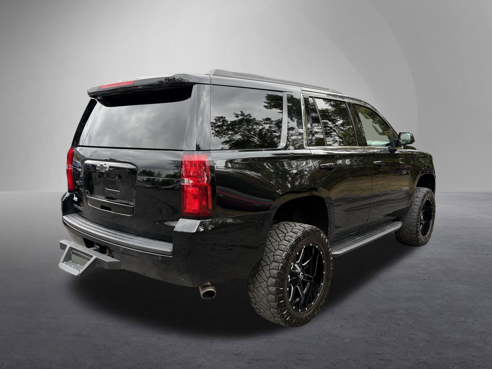 2017 Chevrolet Tahoe LS photo 3