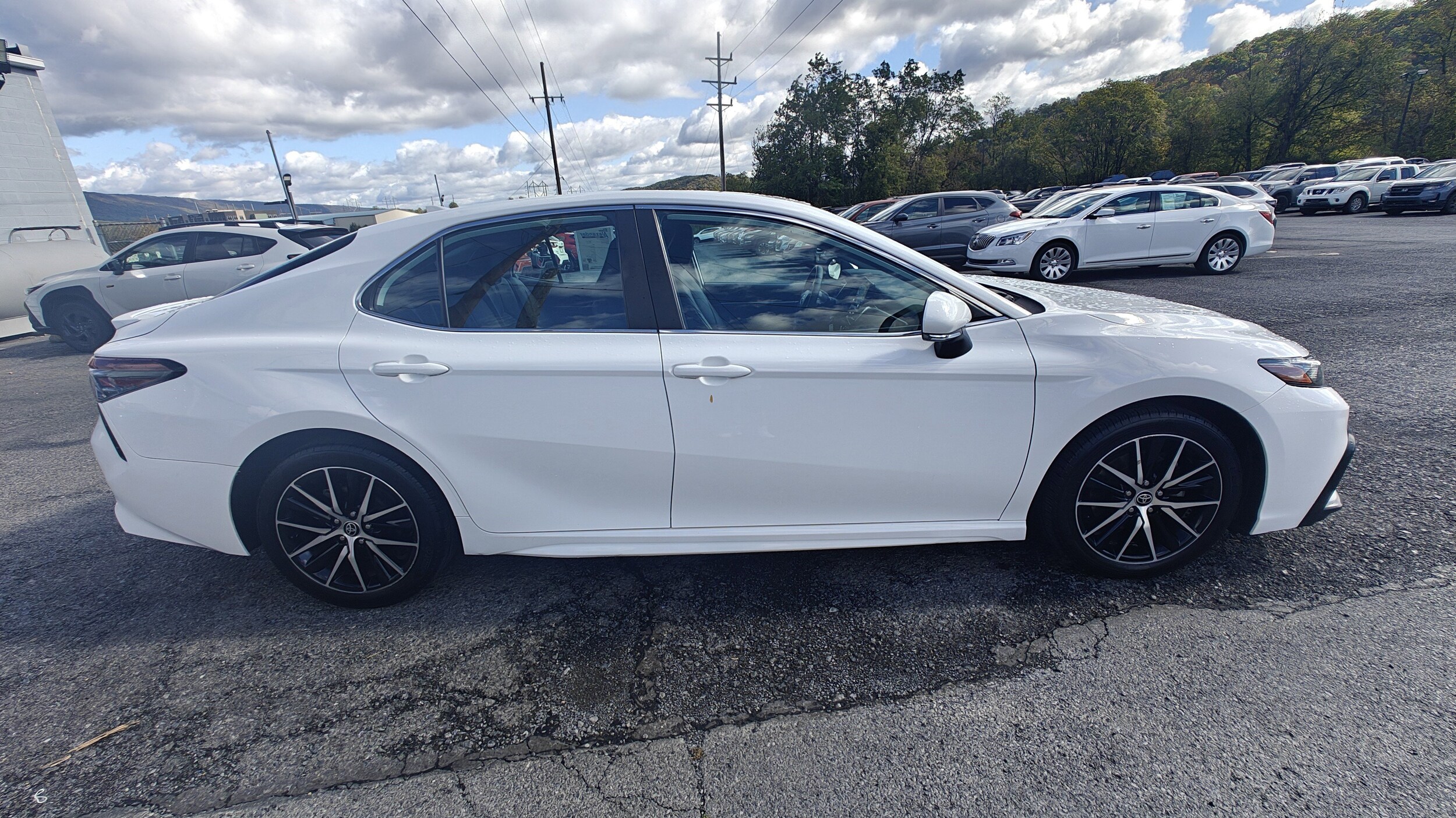 2023 Toyota Camry SE photo 2