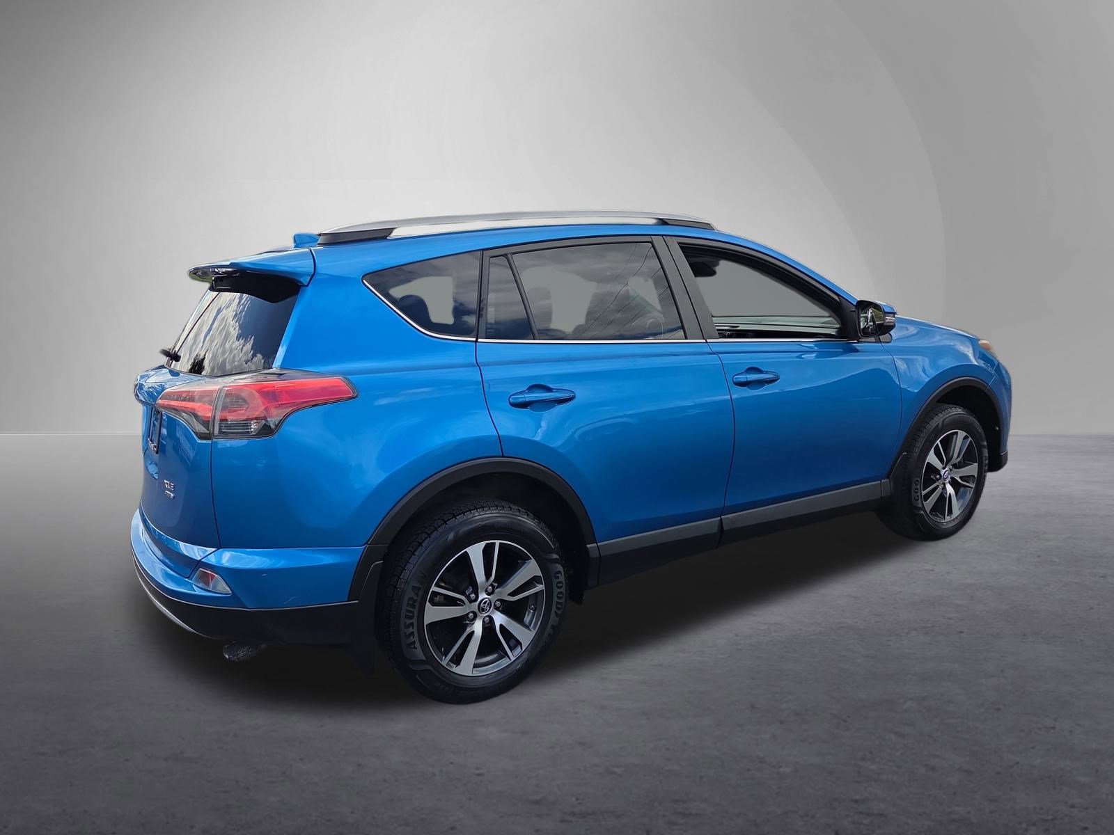 2017 Toyota RAV4 XLE photo 3