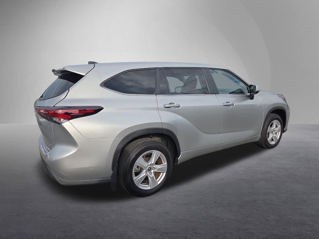 Used 2024 Toyota Highlander LE SUV