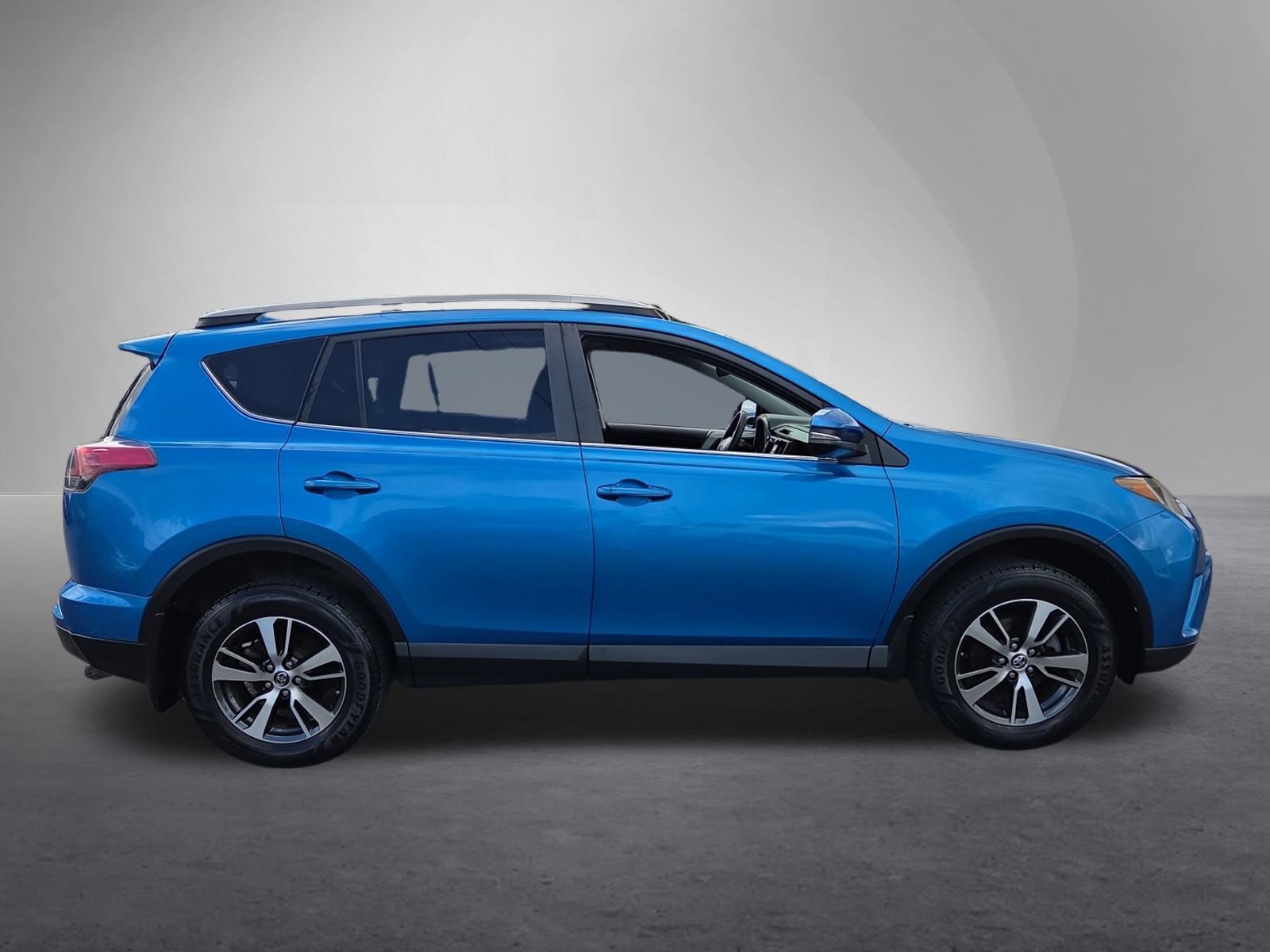 2017 Toyota RAV4 XLE photo 2