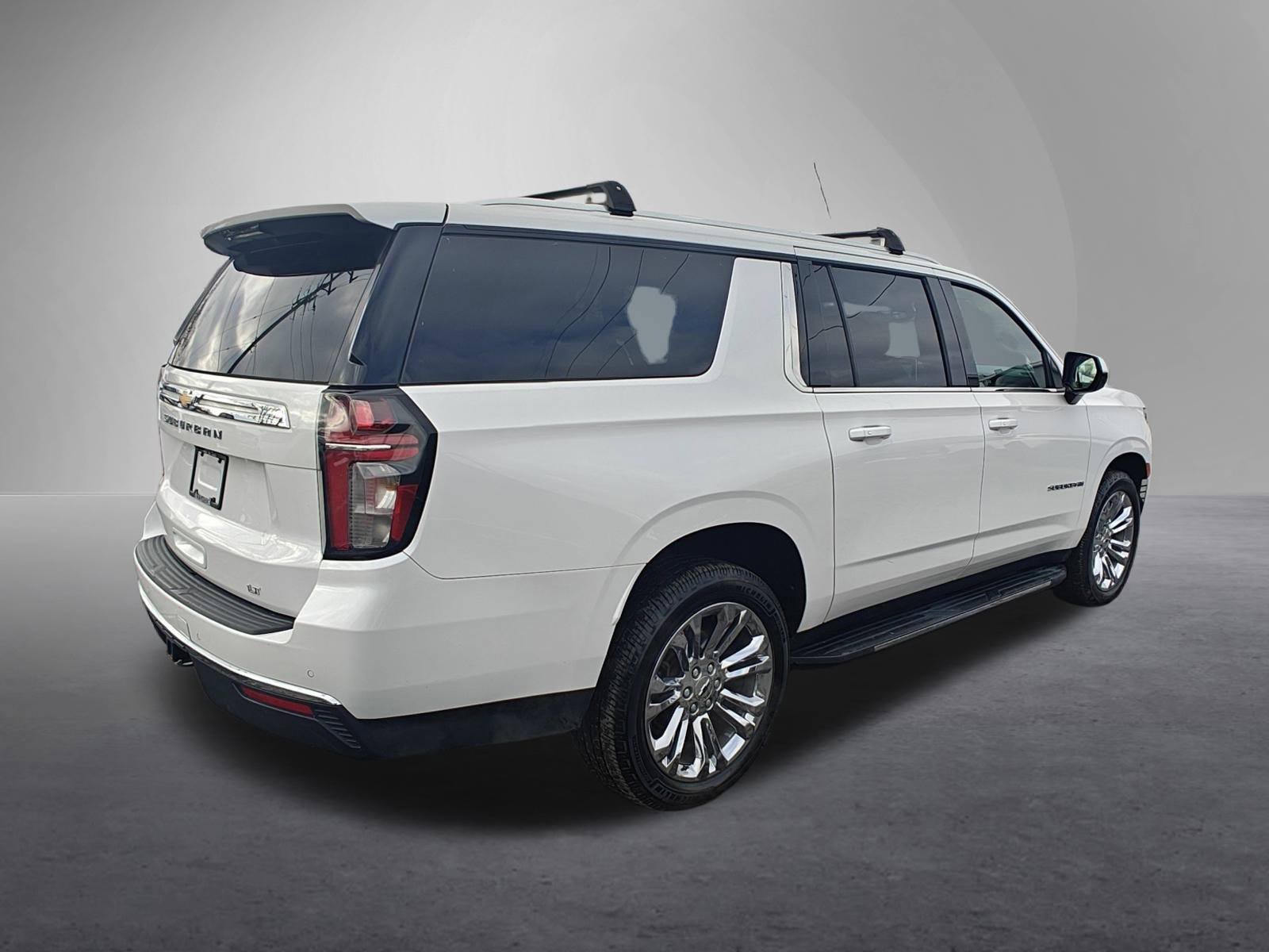 2022 Chevrolet Suburban LT photo 3