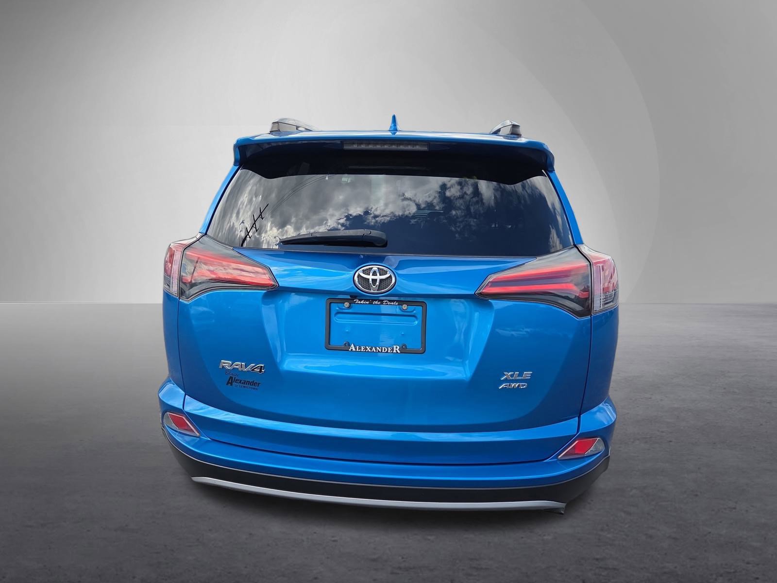 2017 Toyota RAV4 XLE photo 4