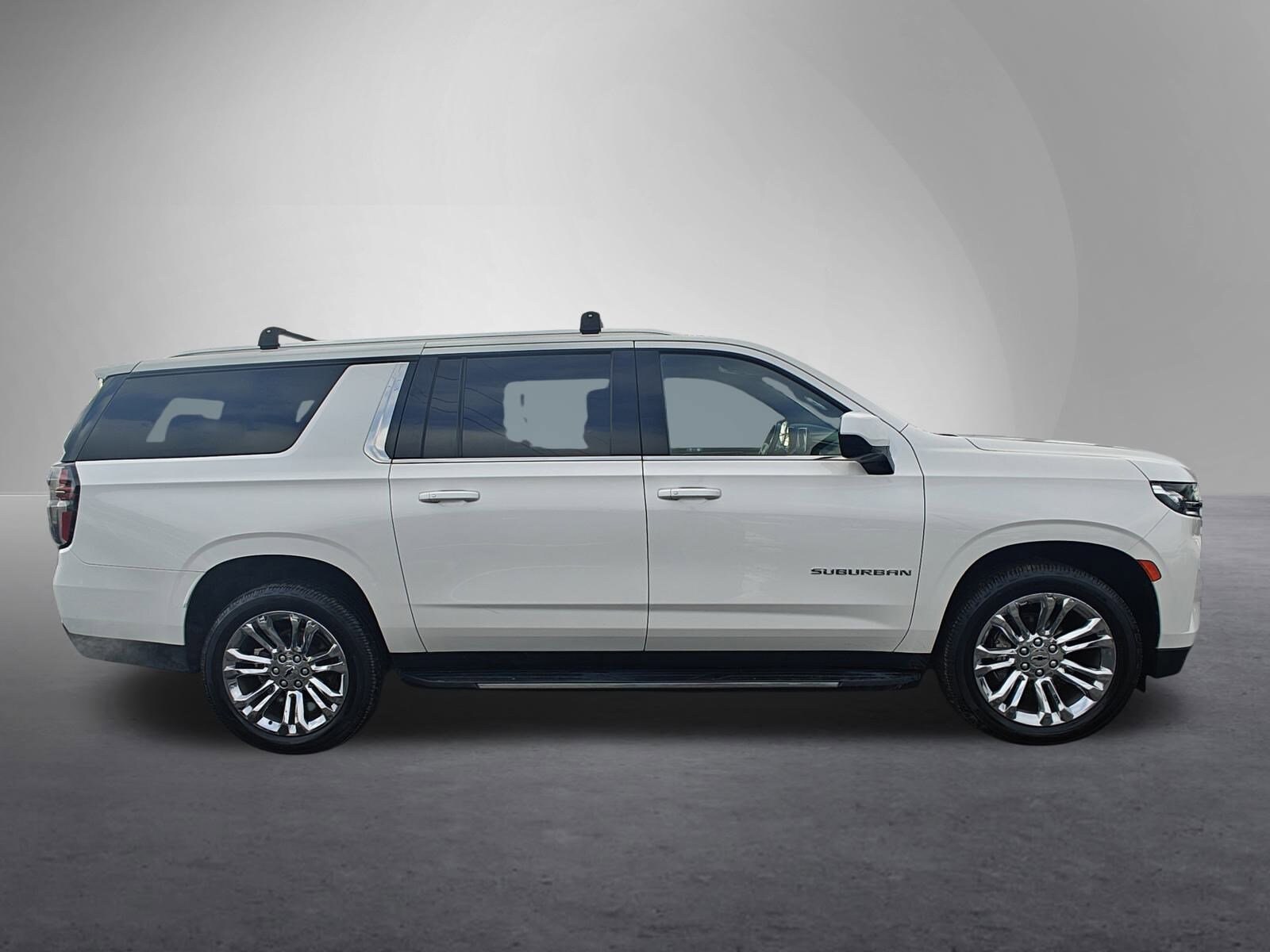 2022 Chevrolet Suburban LT photo 2