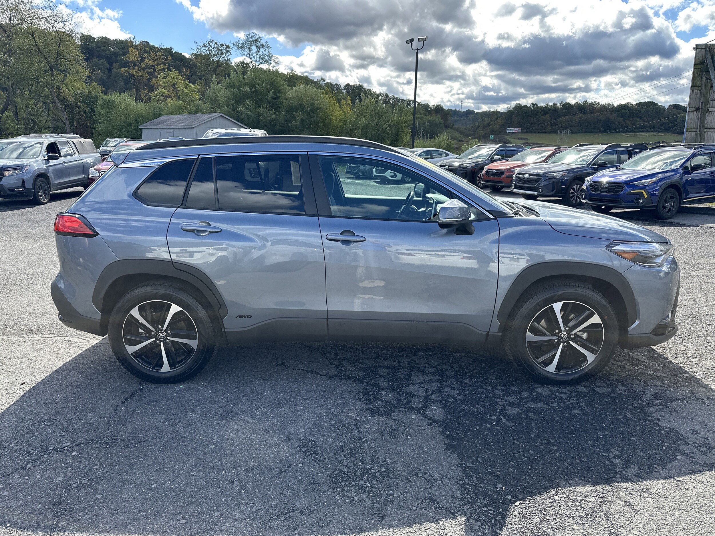 2024 Toyota Corolla Cross Hybrid XSE photo 2