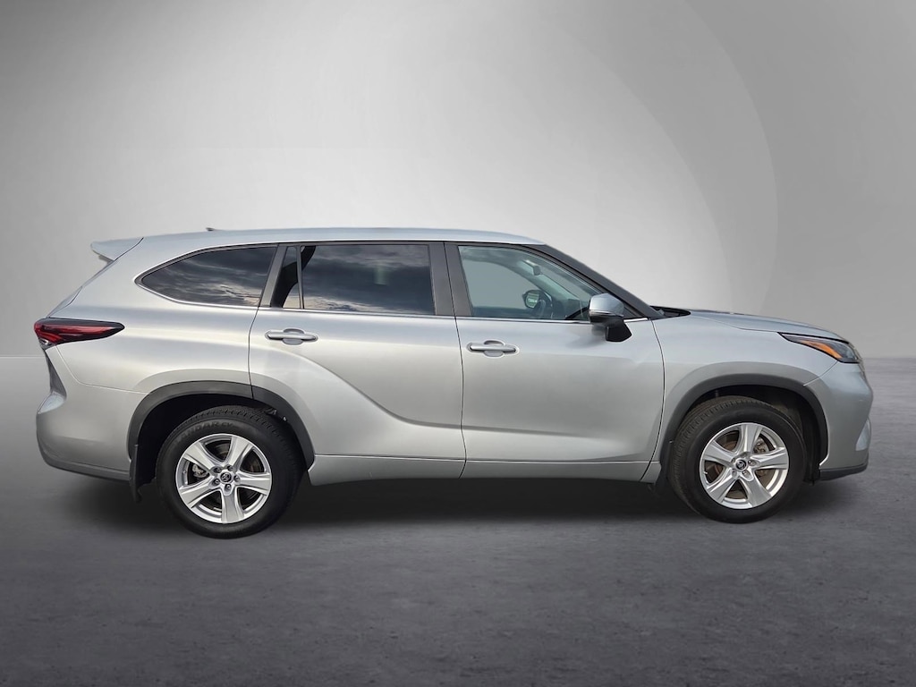Used 2024 Toyota Highlander LE SUV