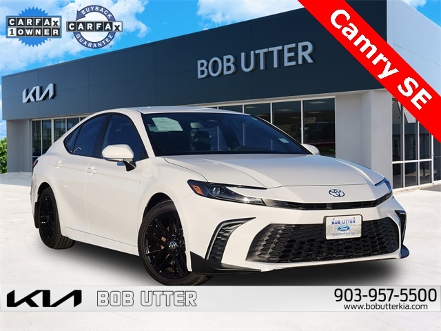 2025 Toyota Camry SE's photo