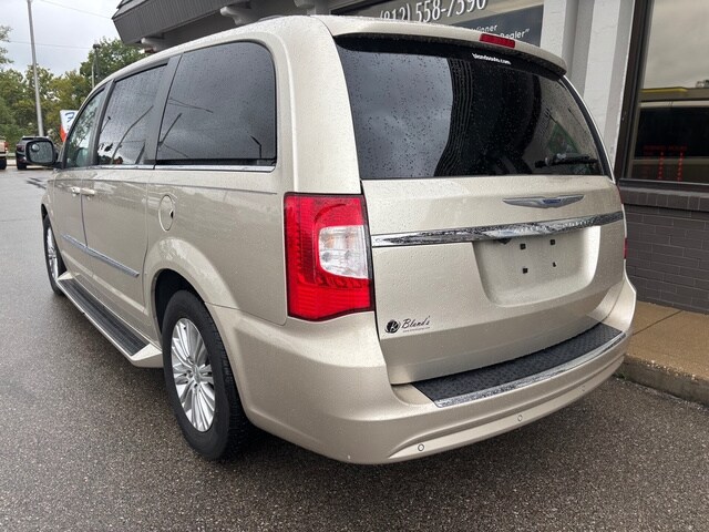 2015 Chrysler Town & Country photo 2