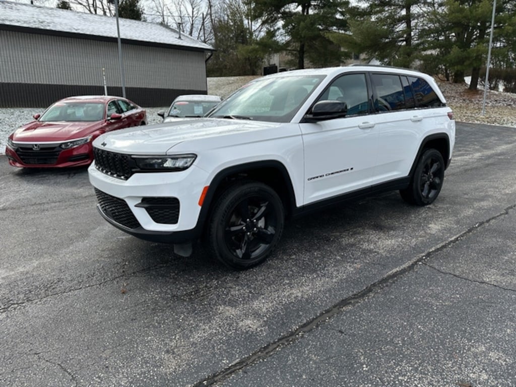 Used 2024 Jeep Grand Cherokee Laredo SUV