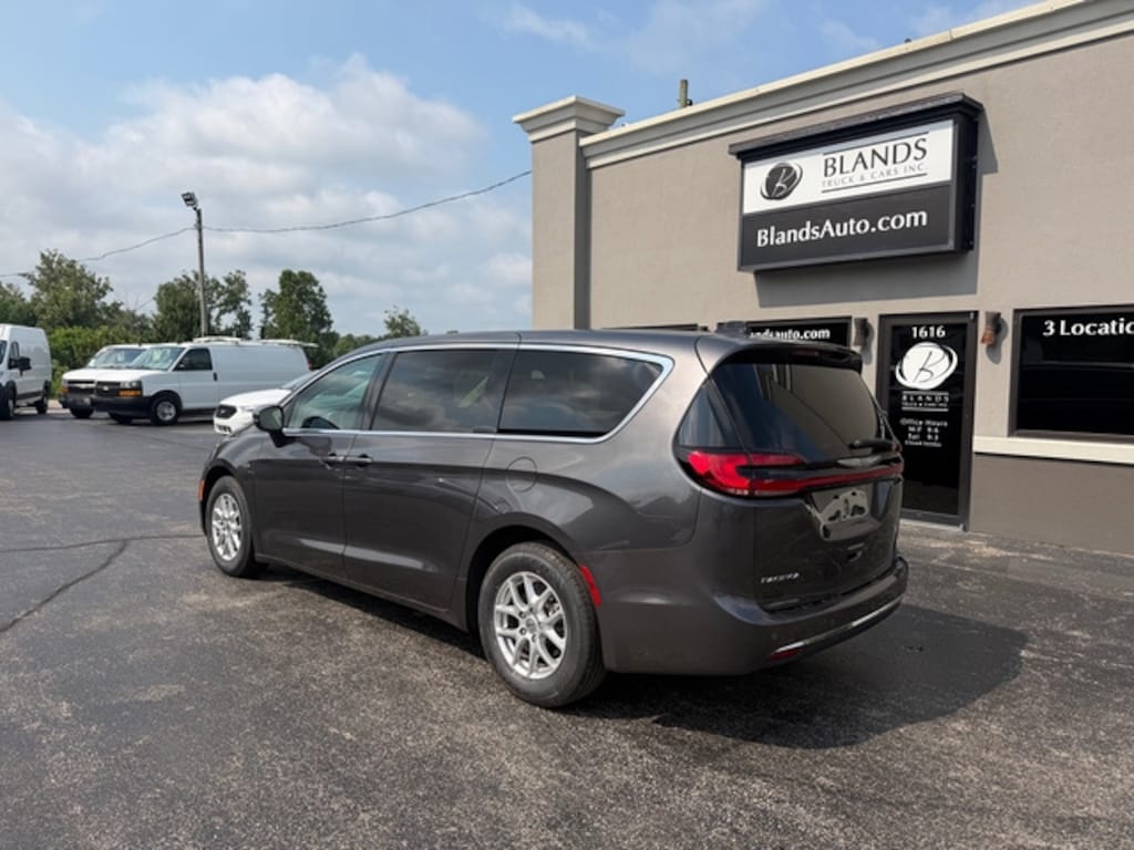 Used 2023 Chrysler Pacifica Touring L Van Passenger Van