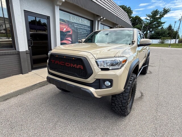 2017 Toyota Tacoma TRD V6 photo 2