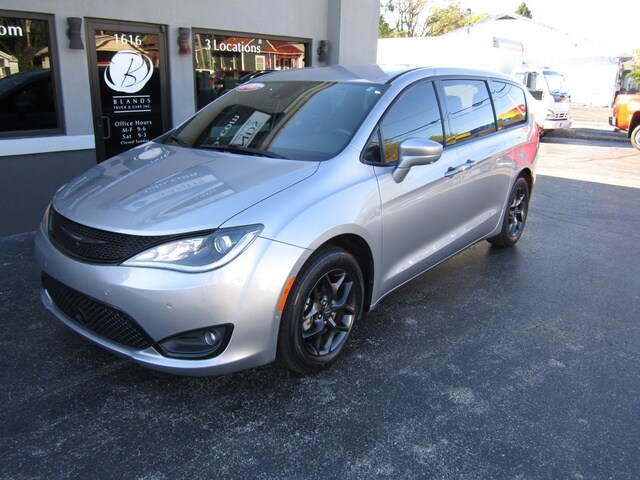 2019 Chrysler Pacifica Touring Plus photo 2