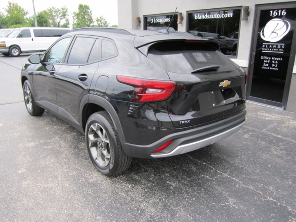 Used 2025 Chevrolet Trax LT SUV