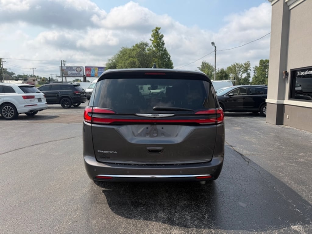 Used 2023 Chrysler Pacifica Touring L Van Passenger Van