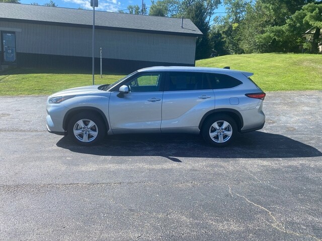 2023 Toyota Highlander LE photo 2