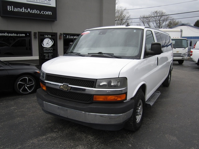 2019 Chevrolet Express 3500 LT Cargo Van photo 2
