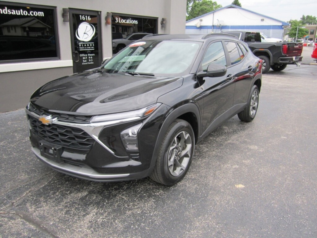 Used 2025 Chevrolet Trax LT SUV