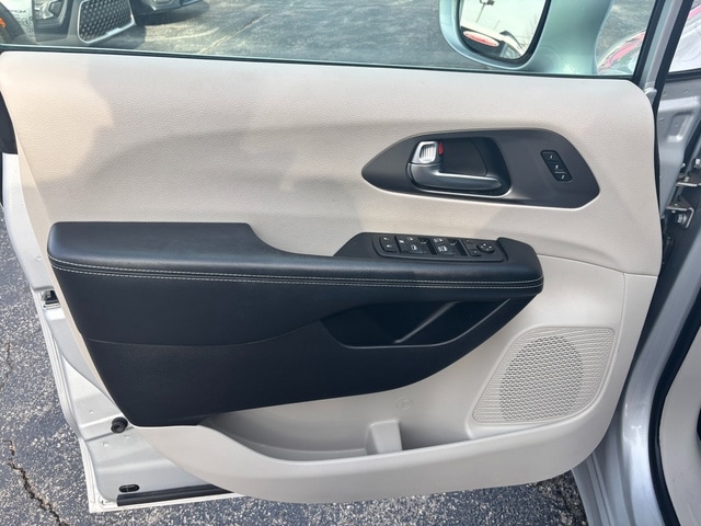 2022 Chrysler Pacifica Touring L - Photo 12
