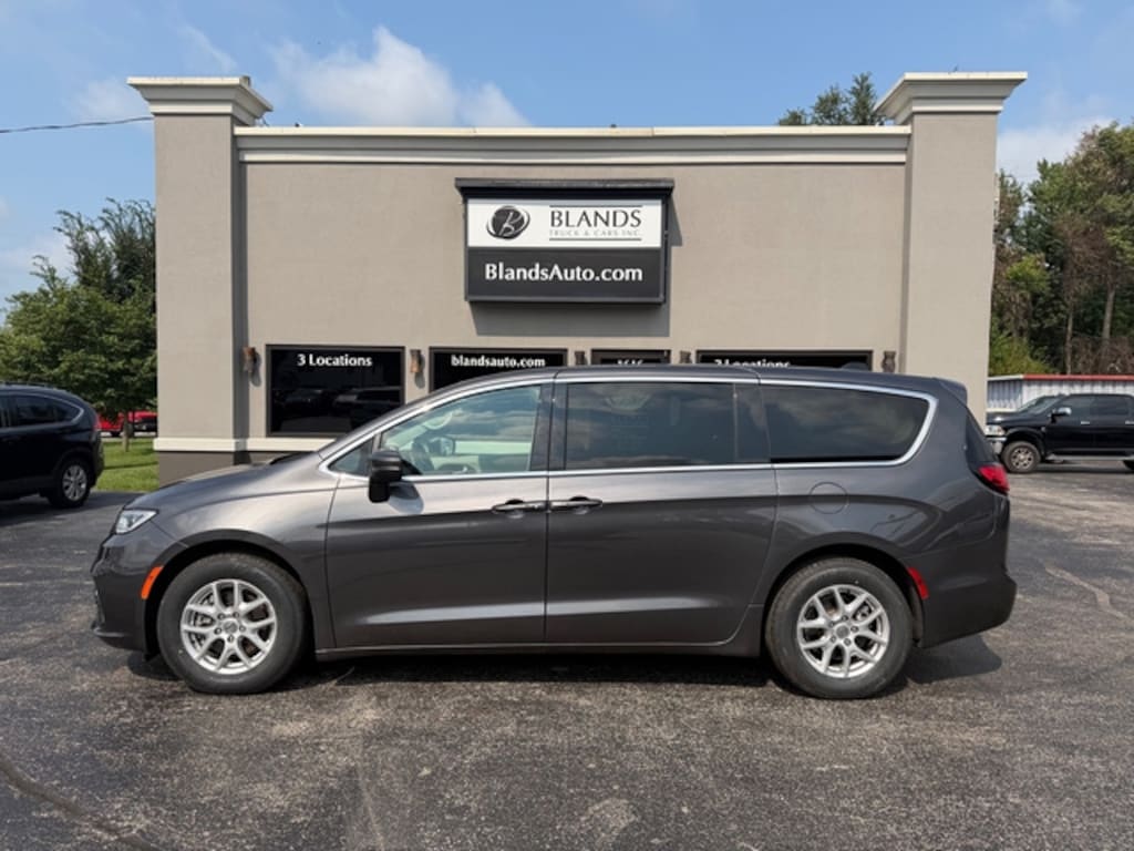 Used 2023 Chrysler Pacifica Touring L Van Passenger Van