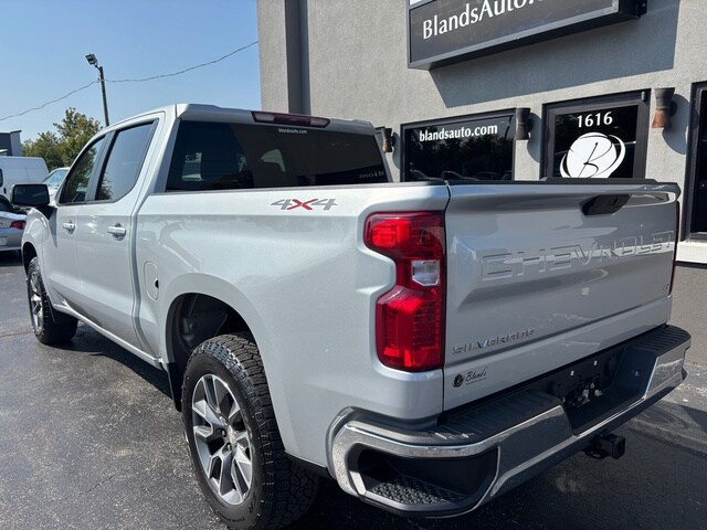 2022 Chevrolet Silverado 1500 LT photo 2