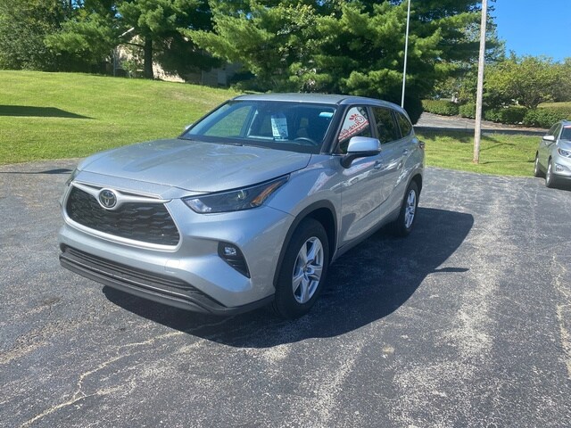 2023 Toyota Highlander LE photo 3