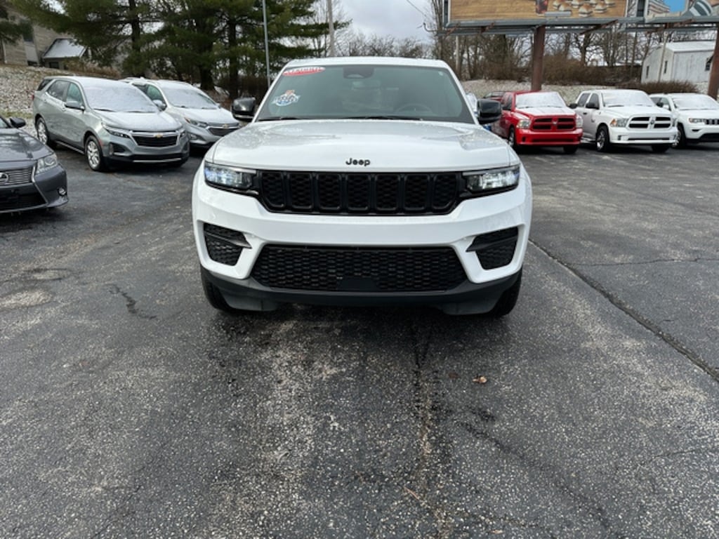 Used 2024 Jeep Grand Cherokee Laredo SUV