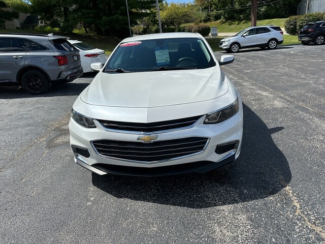 2017 Chevrolet Malibu 1LT photo 2