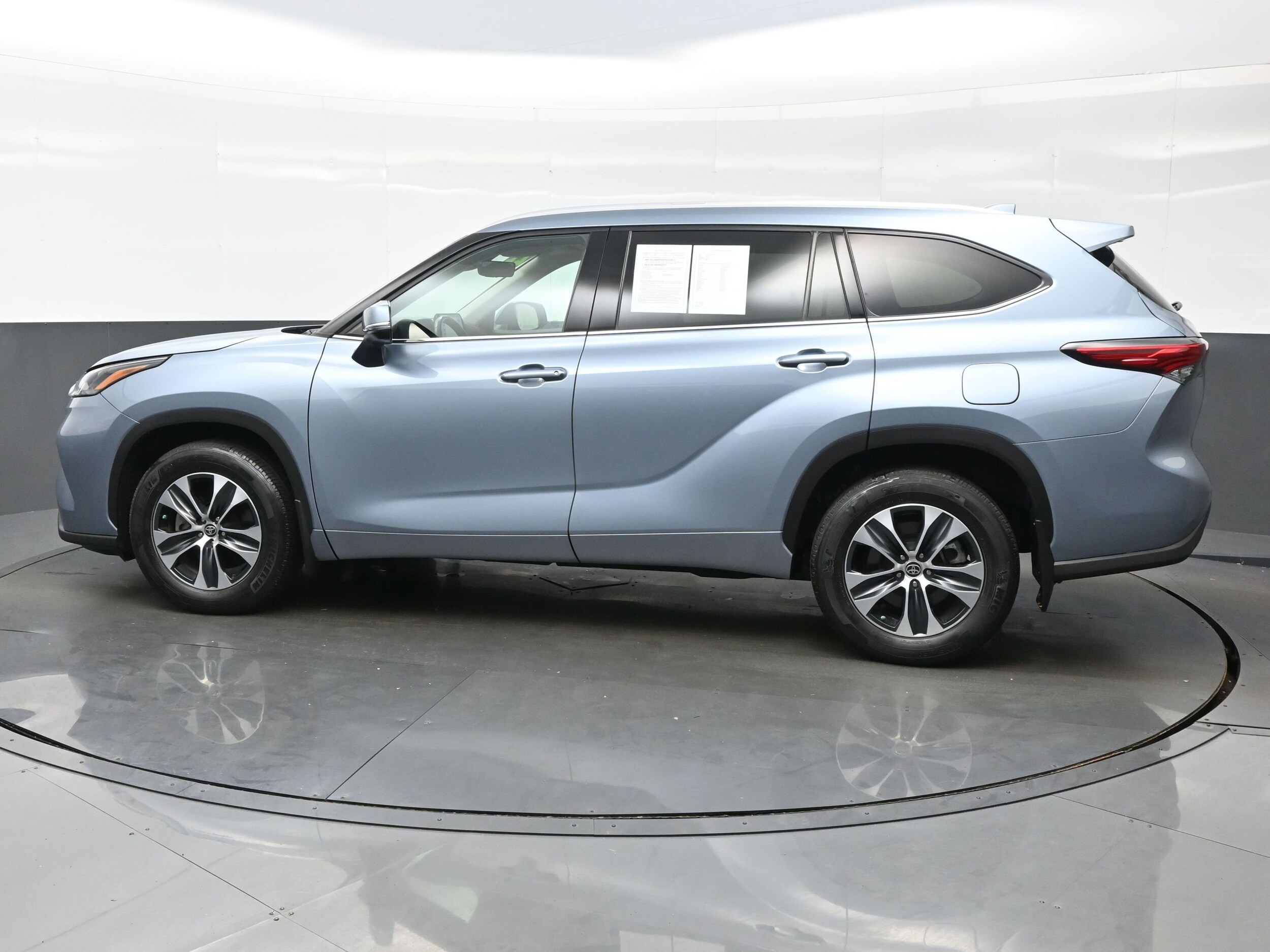 2022 Toyota Highlander XLE photo 3