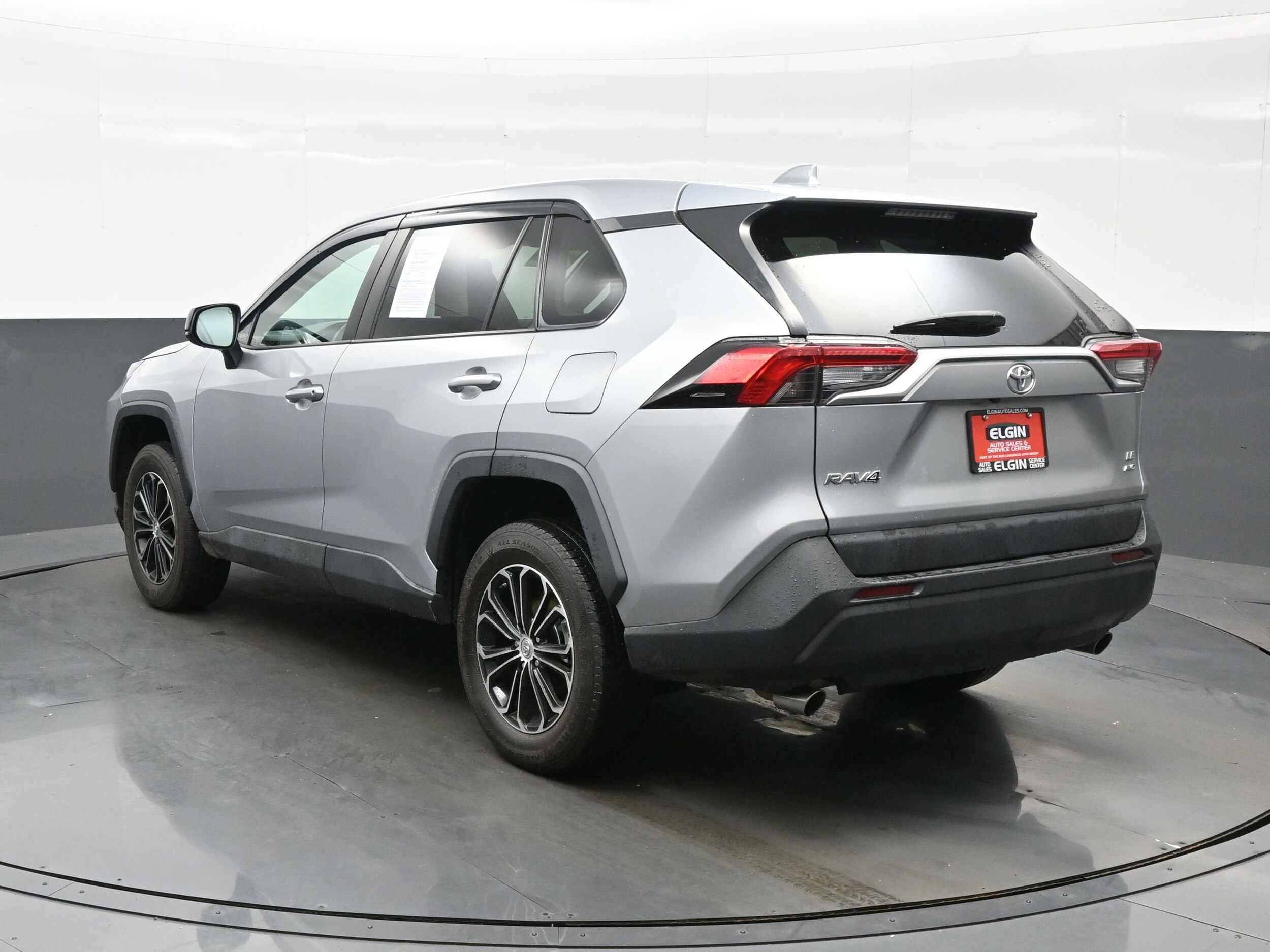 2022 Toyota RAV4 LE photo 2