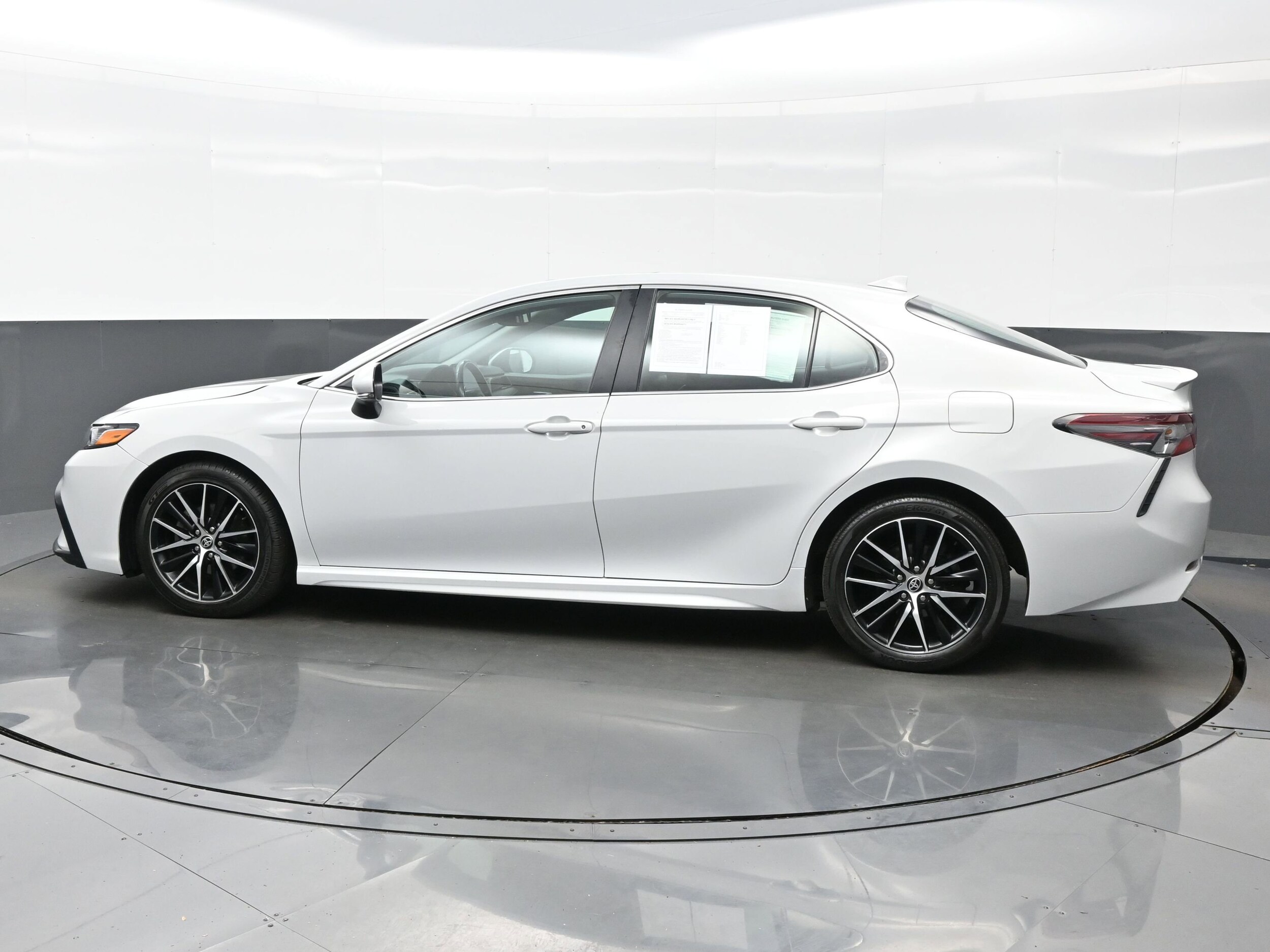2023 Toyota Camry SE photo 3