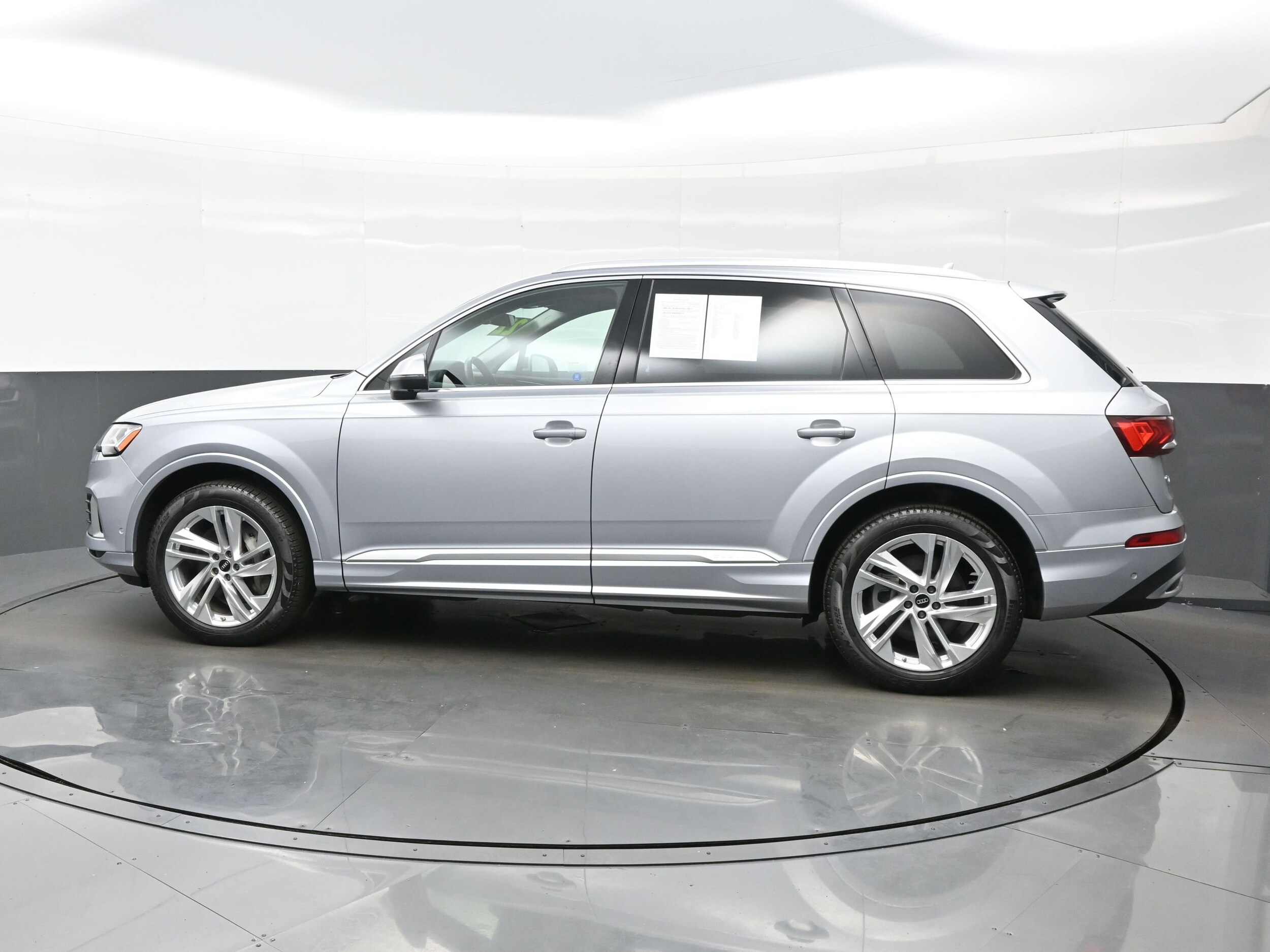 2022 Audi Q7 55 Premium photo 3