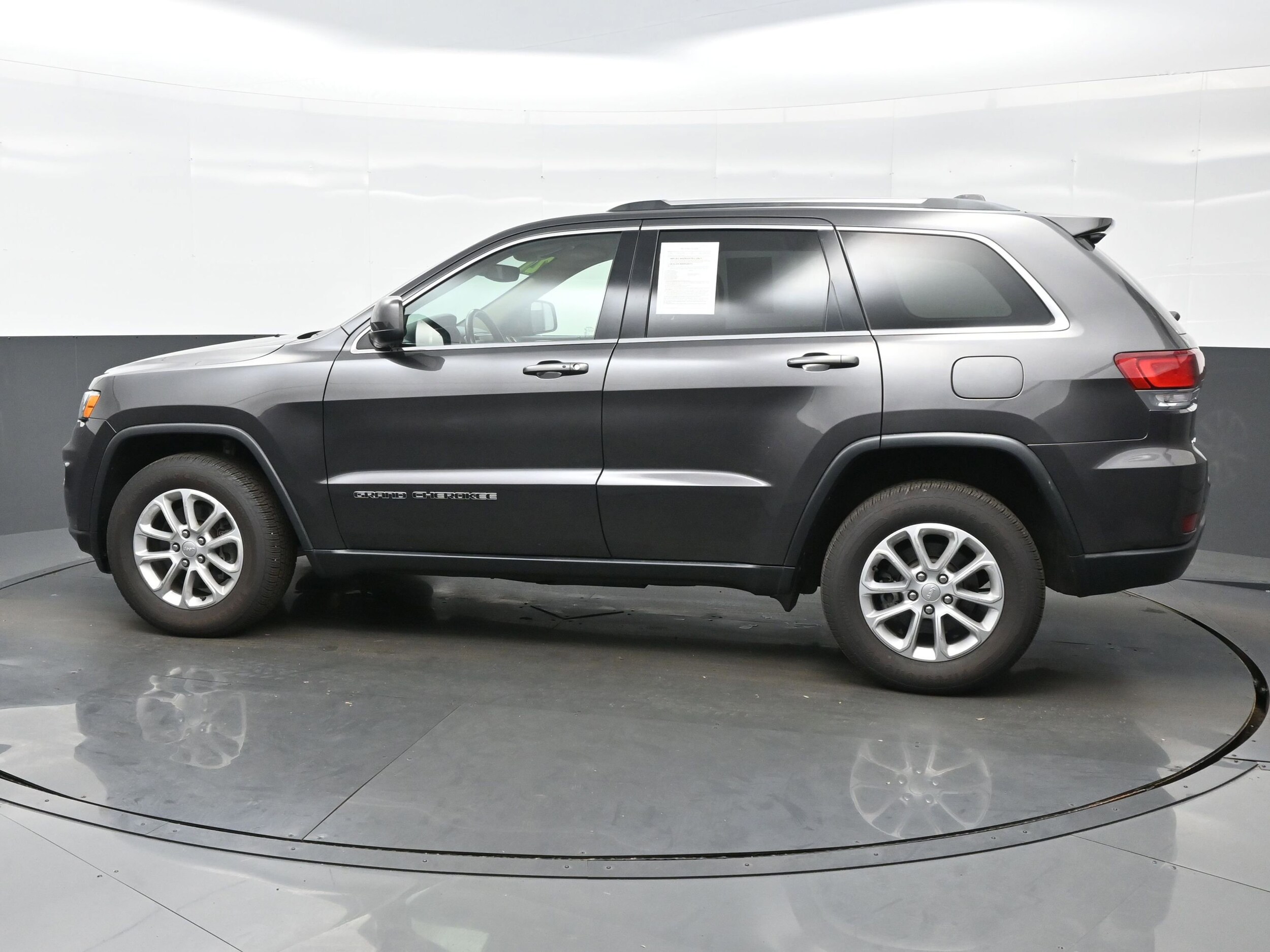 2021 Jeep Grand Cherokee Laredo E photo 3