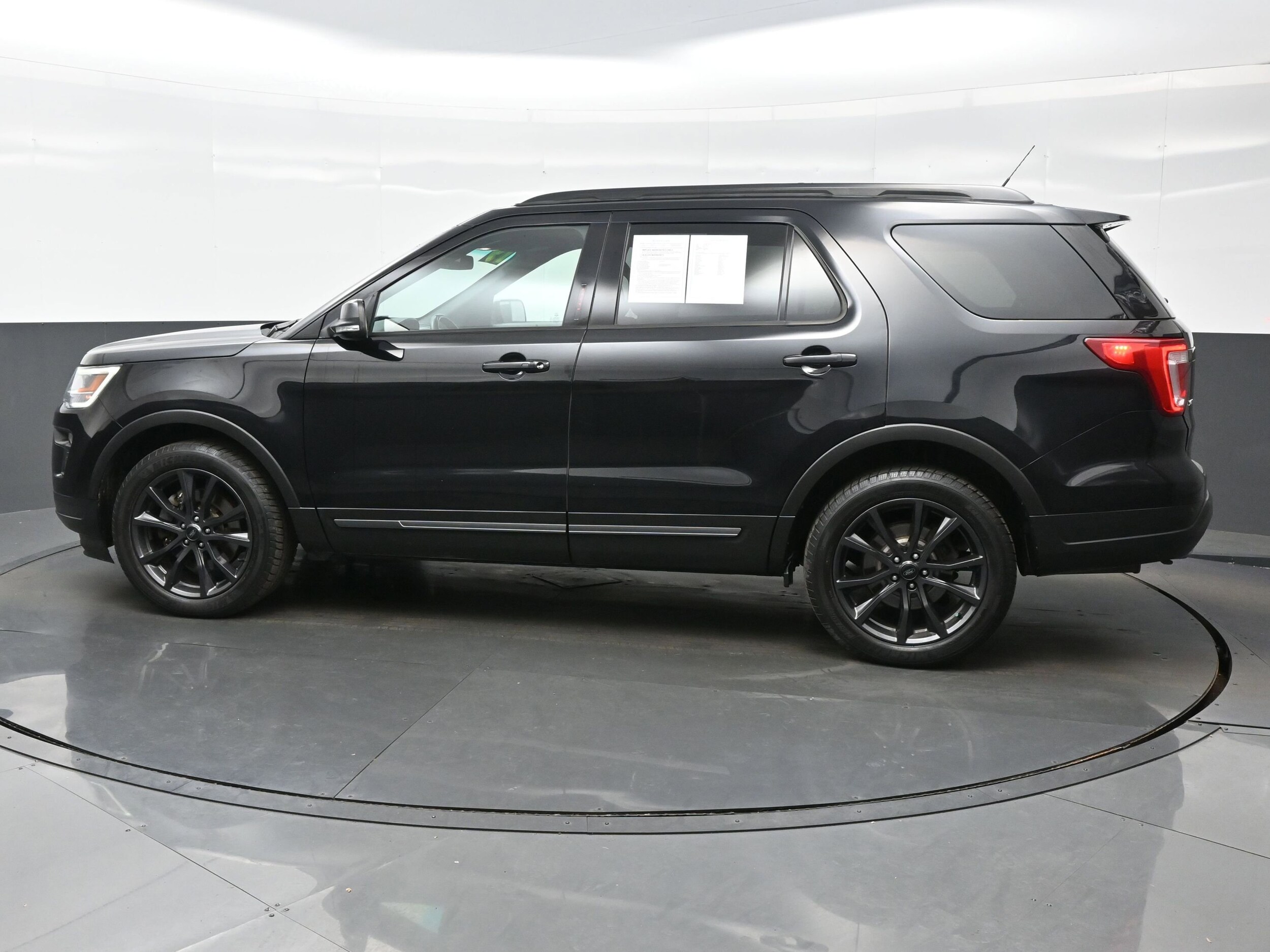 2019 Ford Explorer XLT photo 2