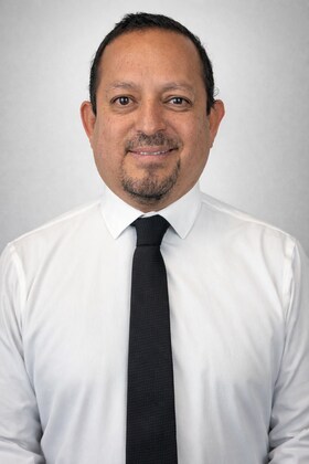 Staff member Leobardo D from ID_b8322980bea9