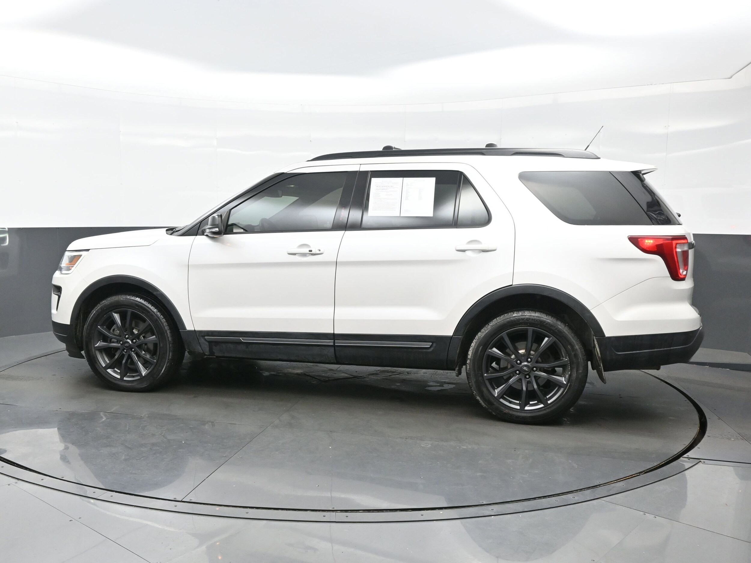 2018 Ford Explorer XLT photo 2