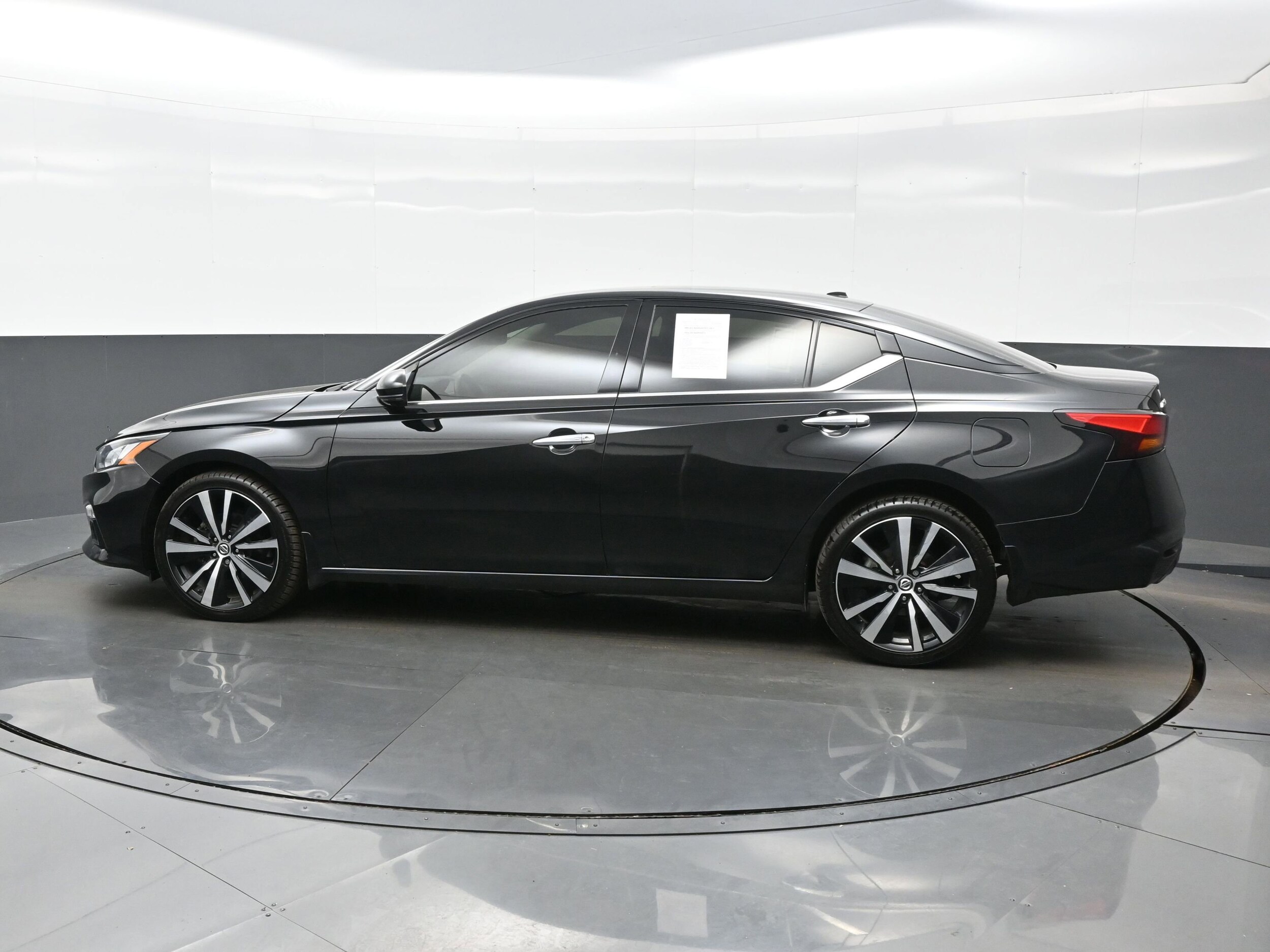 2021 Nissan Altima 2.5 Platinum photo 3