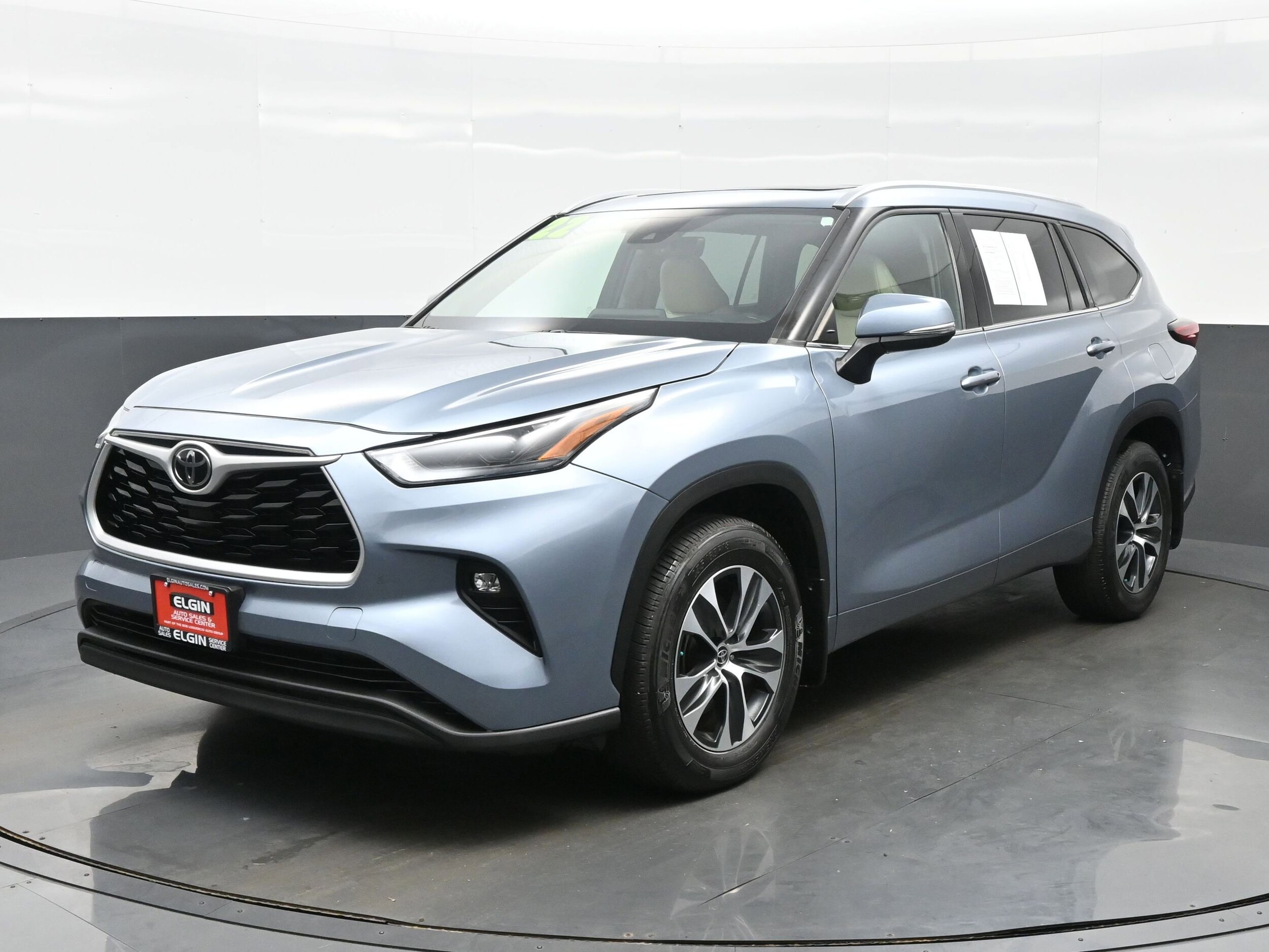 2022 Toyota Highlander XLE photo 2