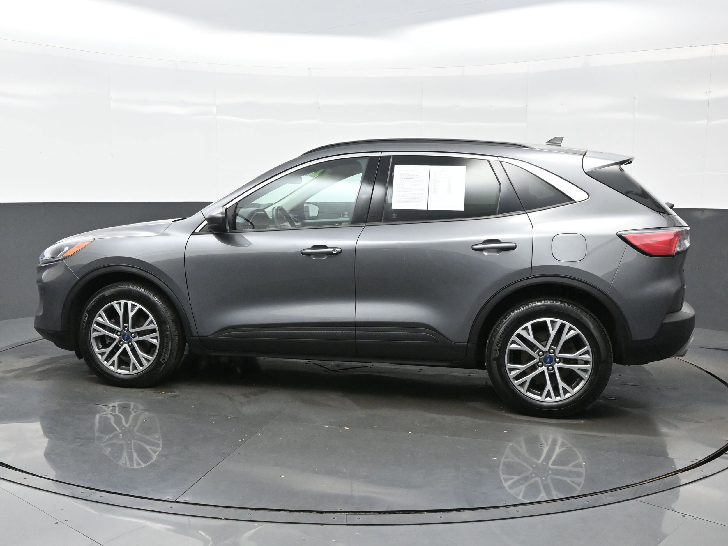 2021 Ford Escape SEL Hybrid photo 3