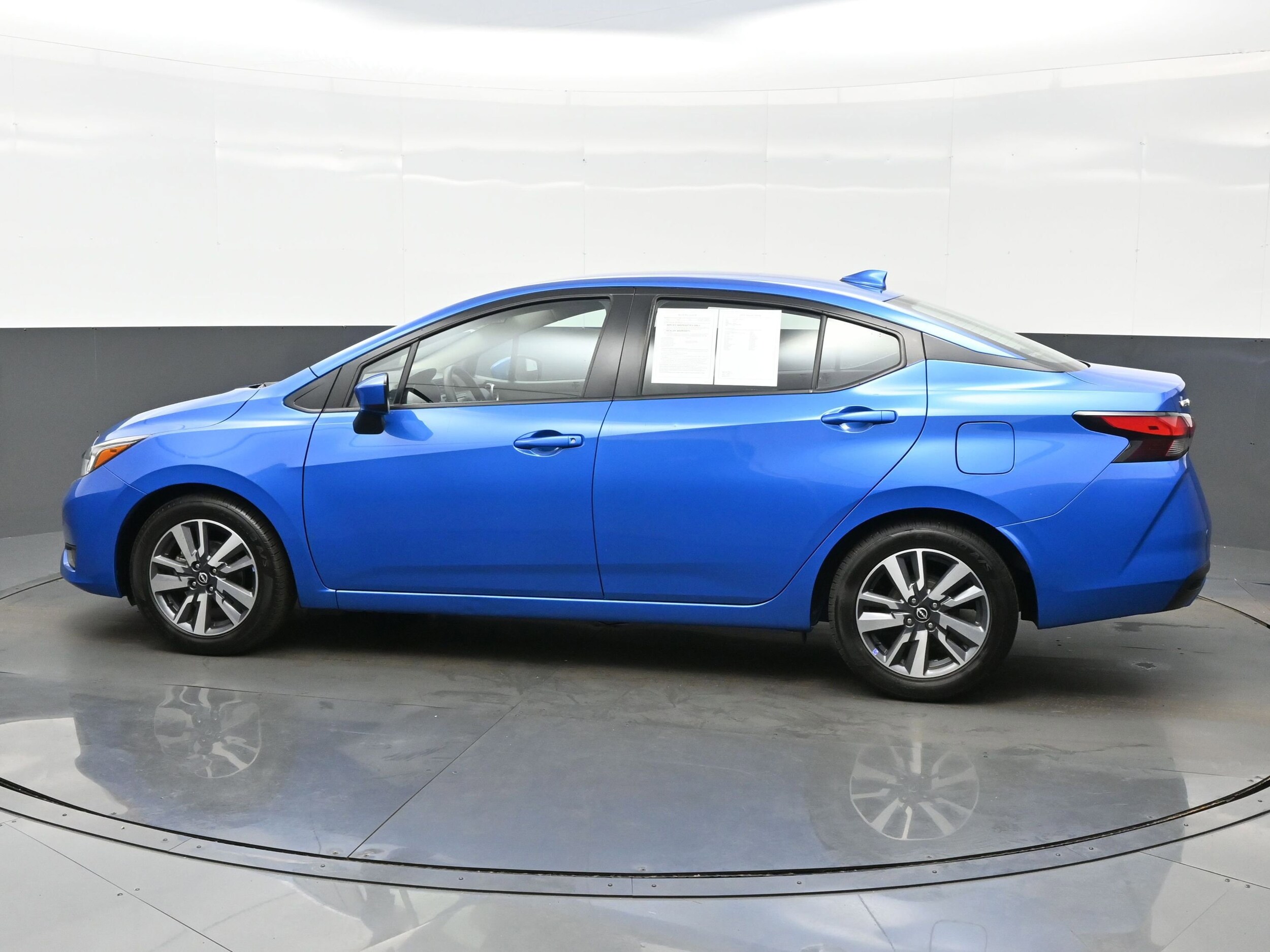 2023 Nissan Versa 1.6 SV photo 3
