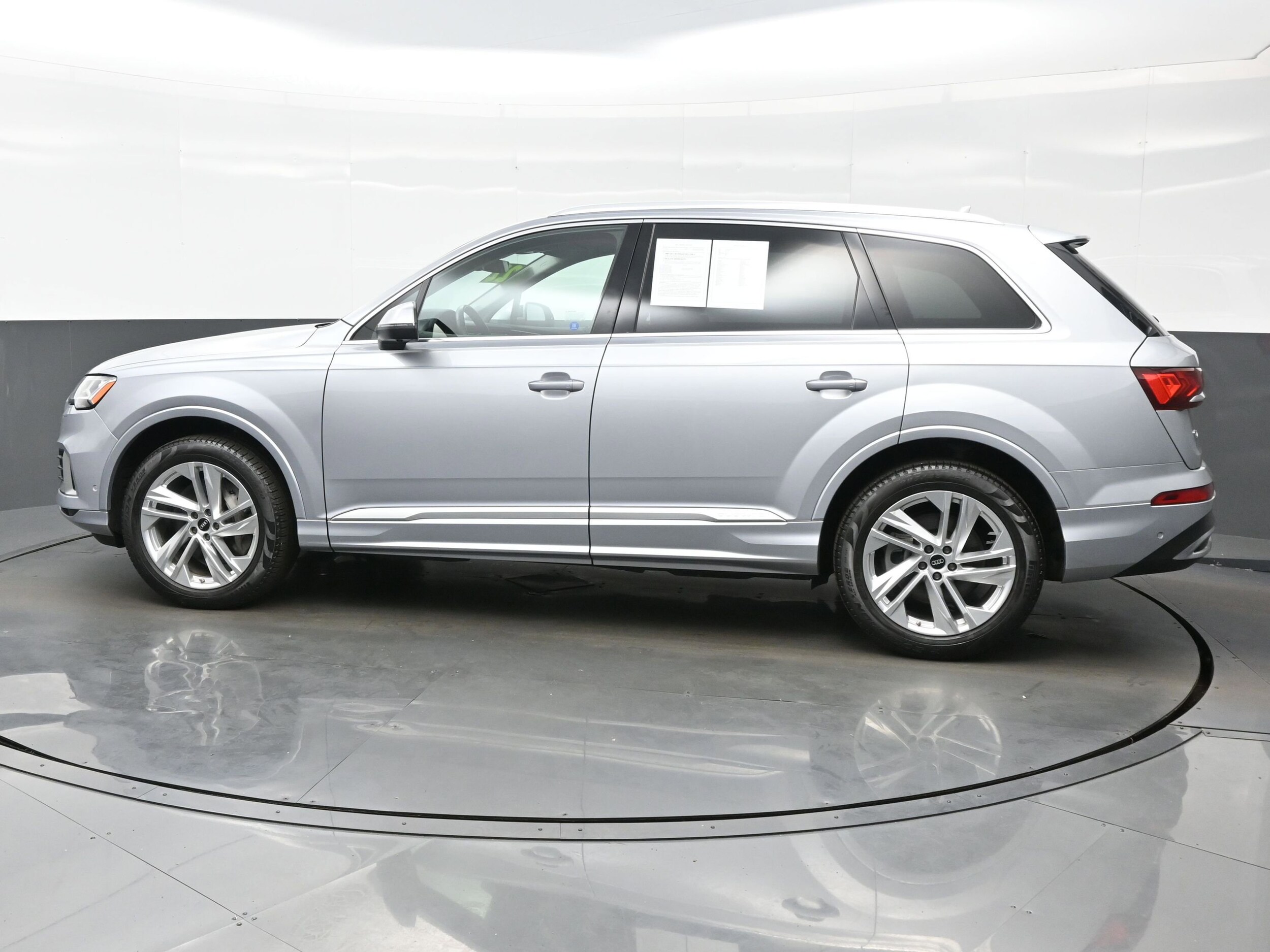 2022 Audi Q7 55 Premium photo 3
