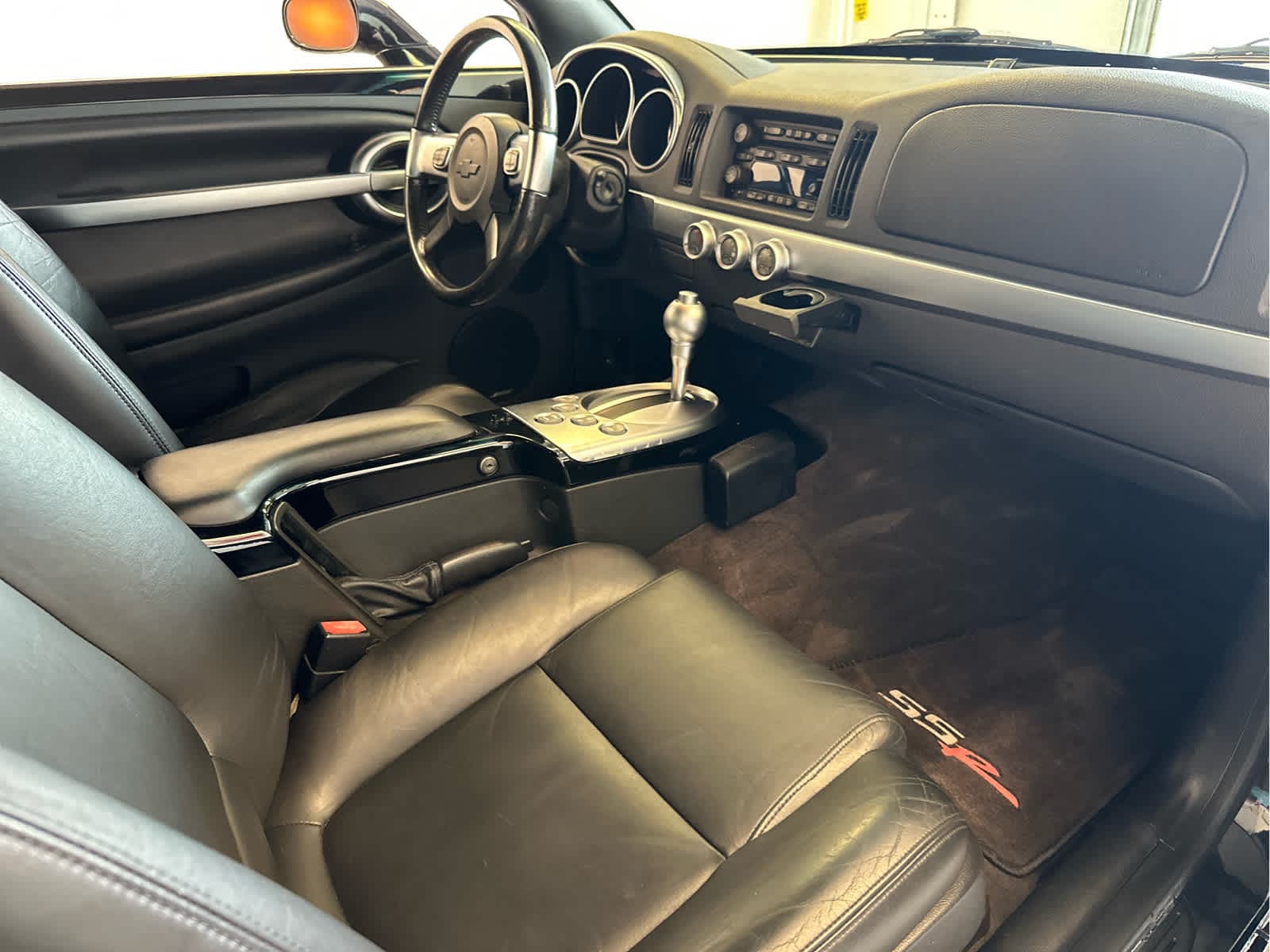 2004 Chevrolet SSR LS - Photo 23