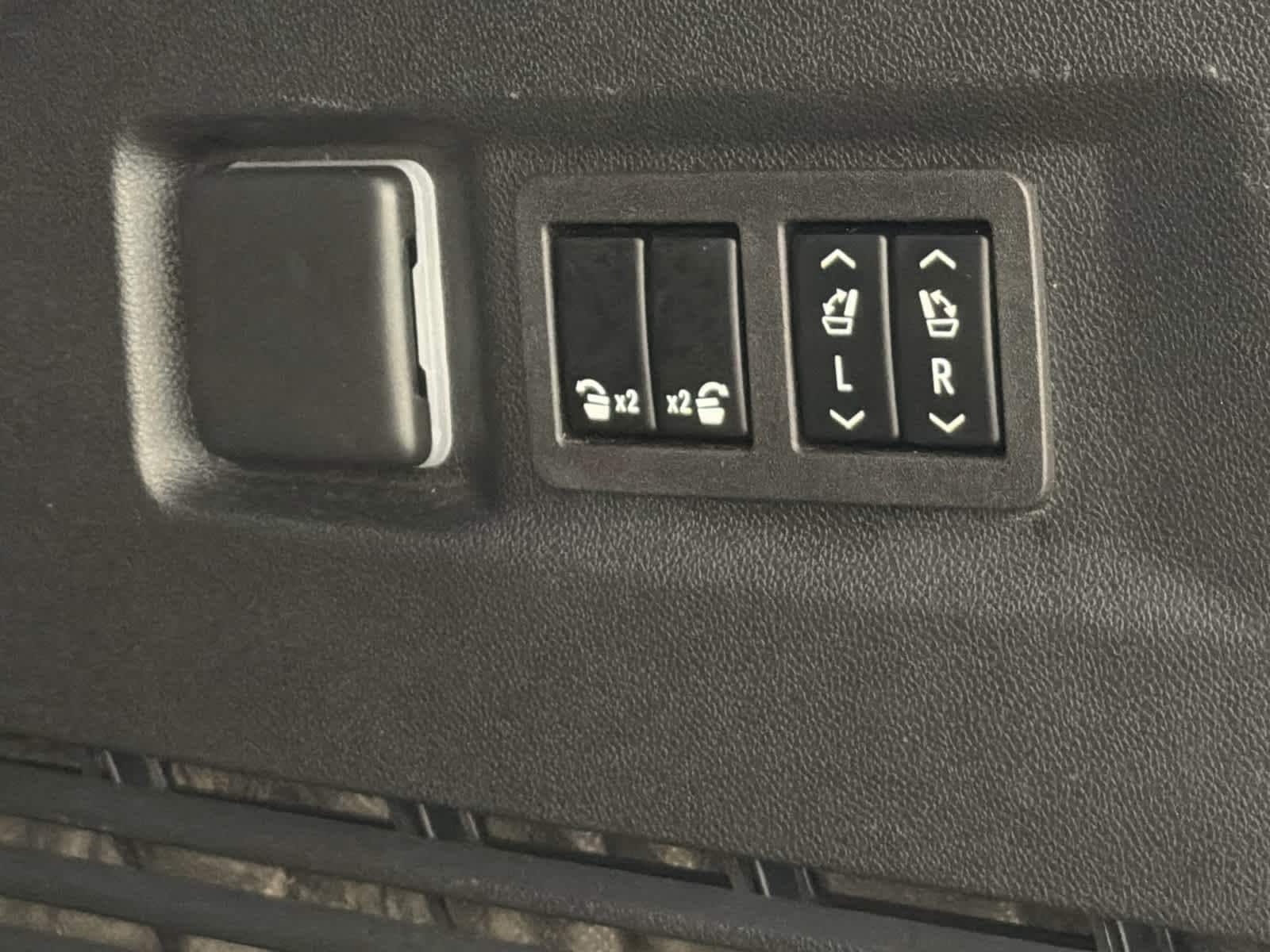 2024 GMC Yukon Denali - Photo 9
