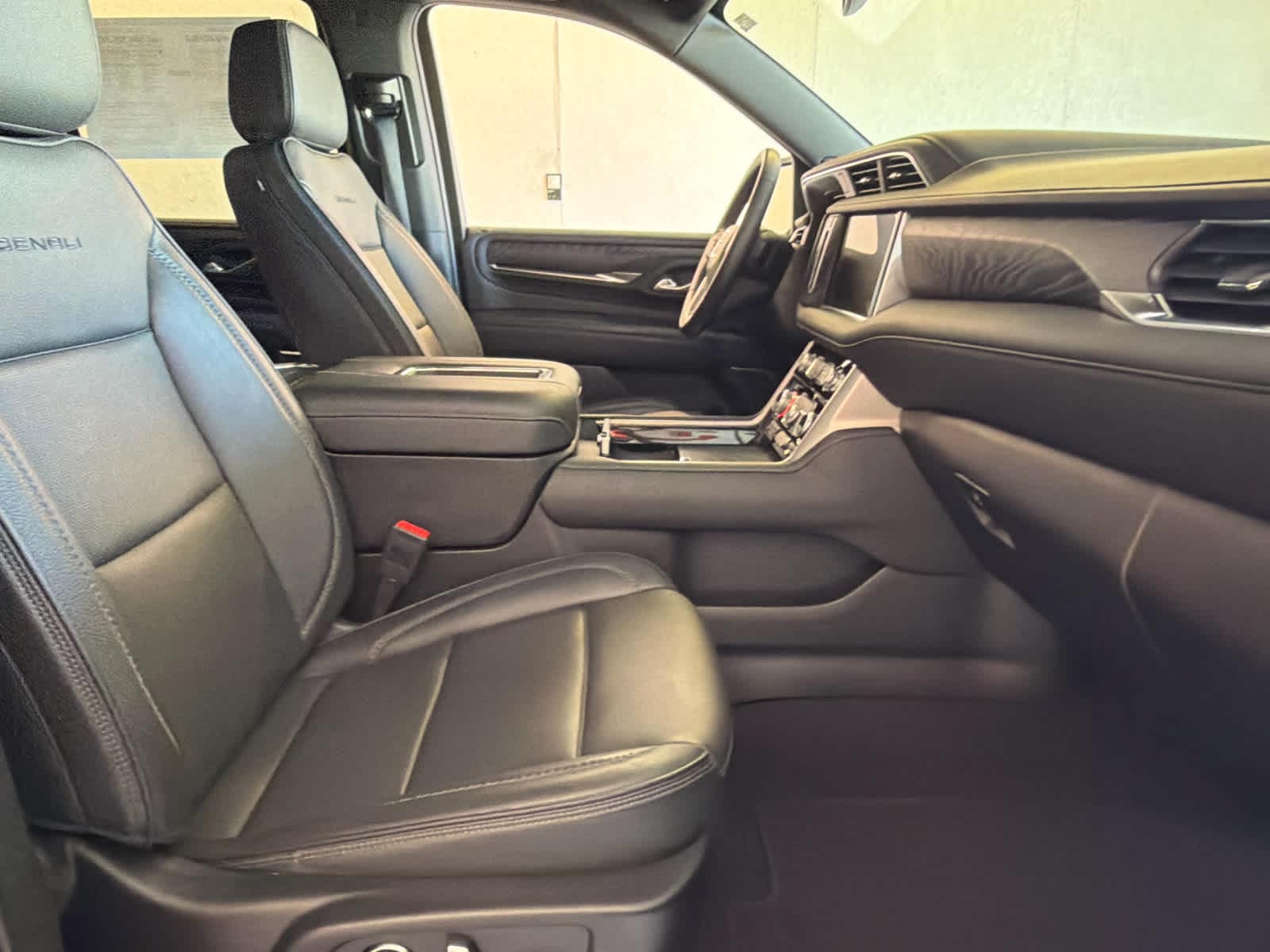 2024 GMC Yukon Denali - Photo 30