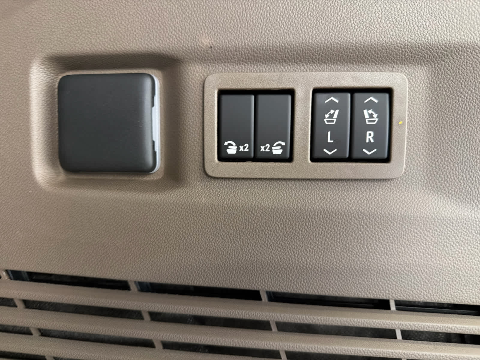 2026 GMC Yukon Denali - Photo 8