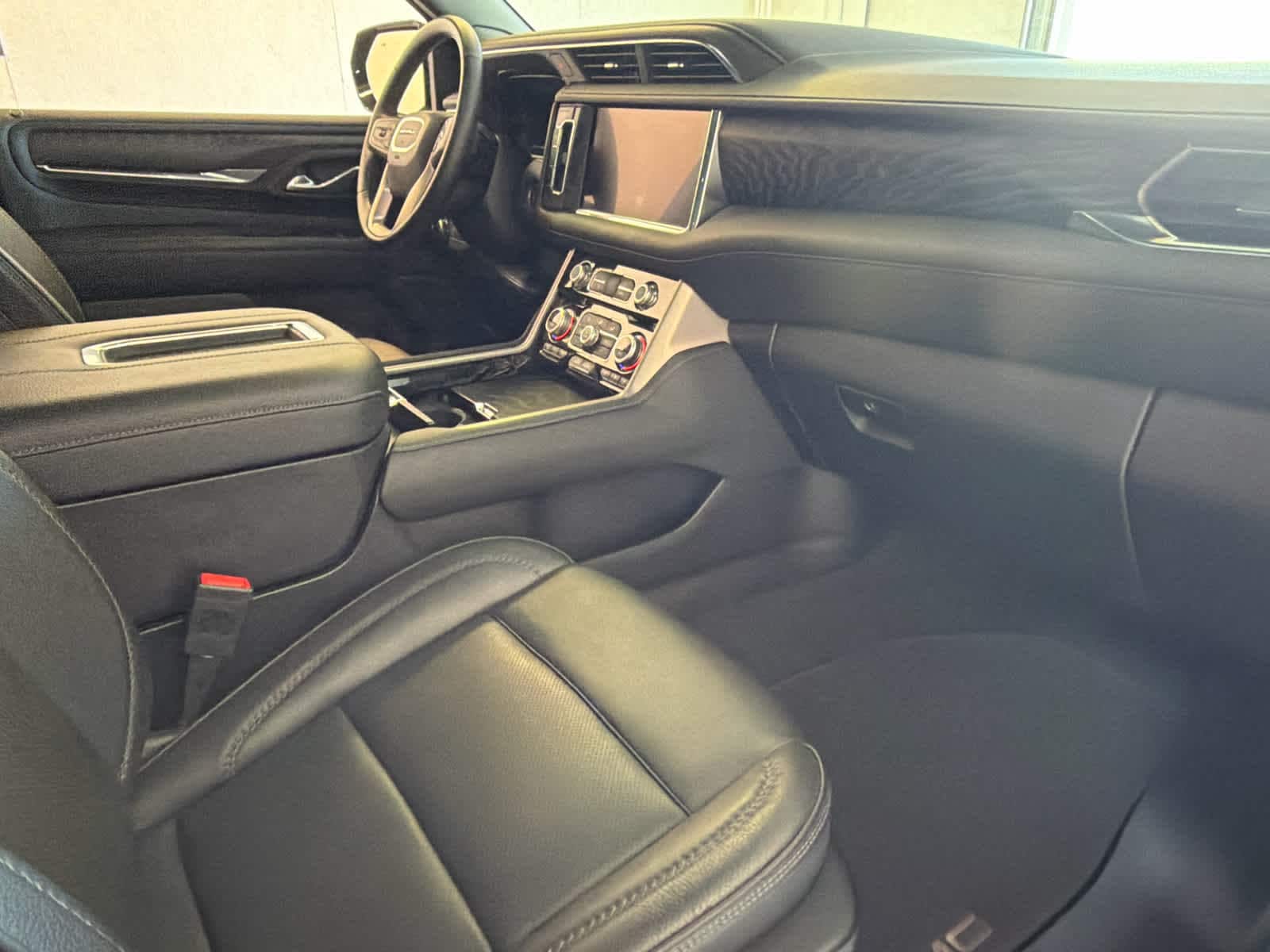 2024 GMC Yukon Denali - Photo 31