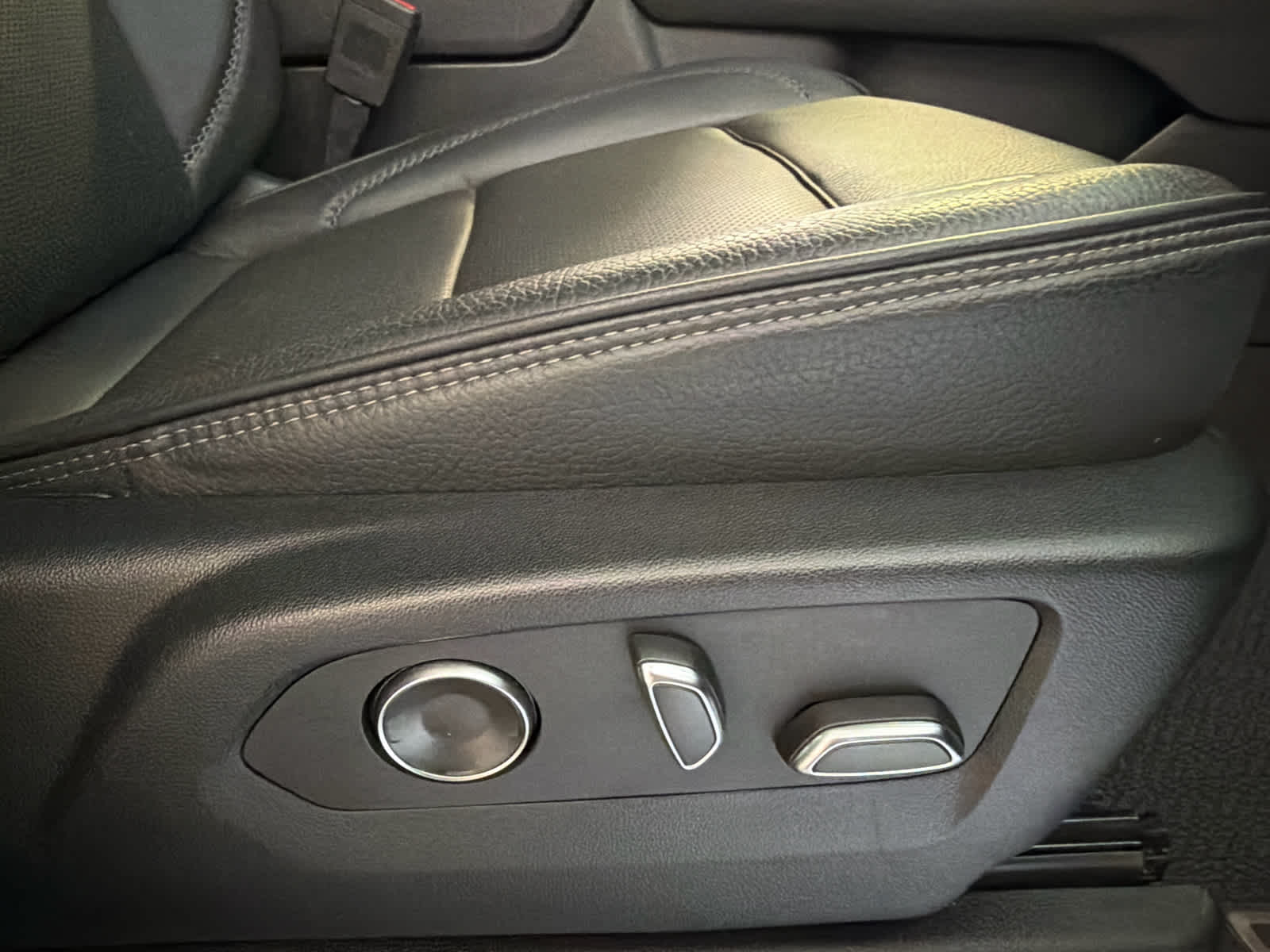 2024 GMC Yukon Denali - Photo 33