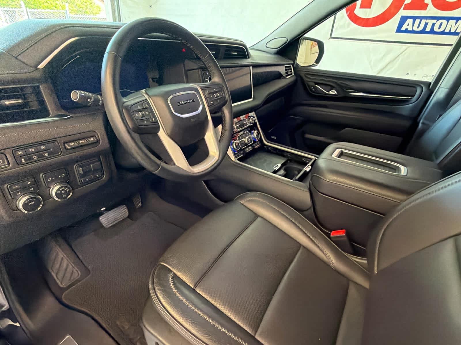 2024 GMC Yukon Denali - Photo 16