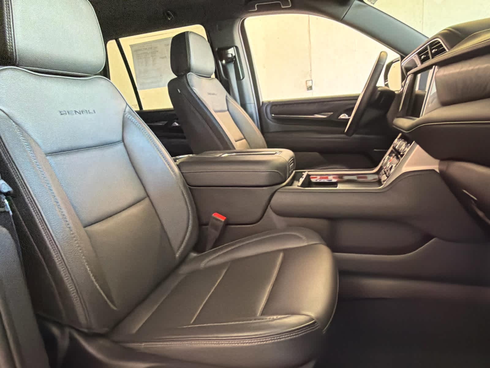 2024 GMC Yukon Denali - Photo 32
