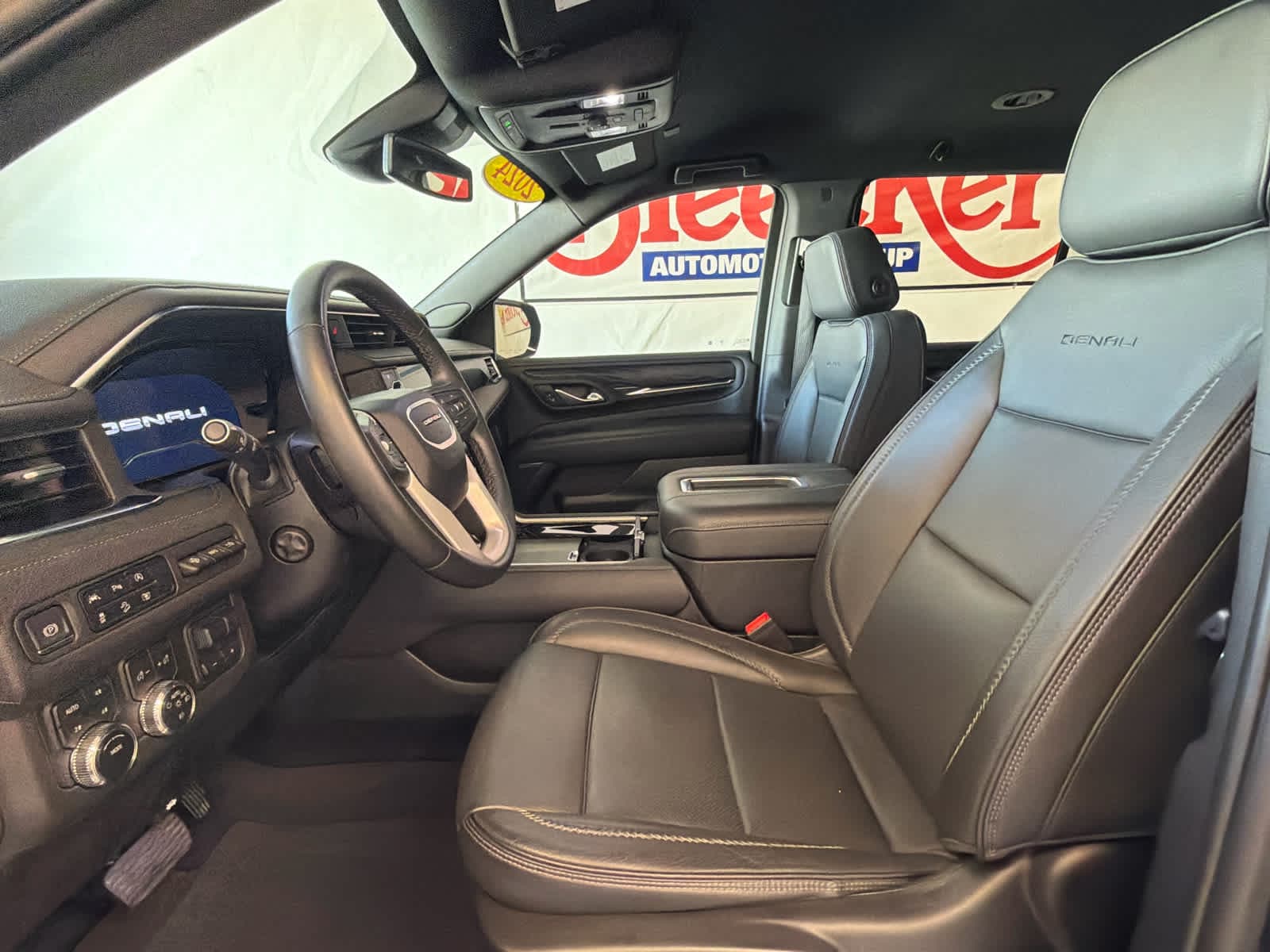 2024 GMC Yukon Denali - Photo 15